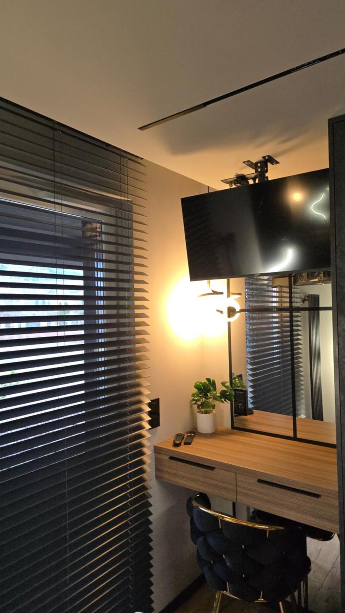 Apartament Dark Prestige New ! - Dostep 24H, Projektor , Garaz Podziemny , Klimatyzacja , Duzy Taras キェルツェ 部屋 写真